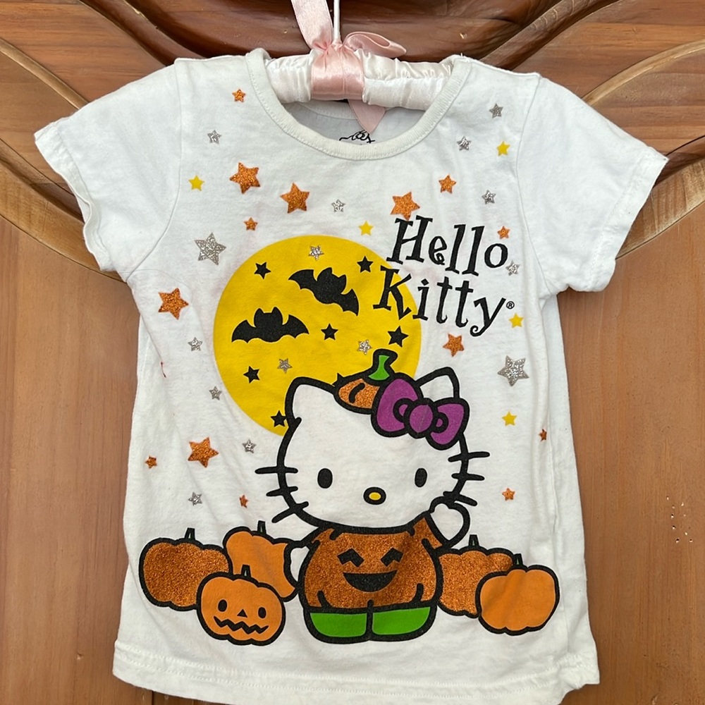 This is a cute Hello Kitty t-shirt. Great for Halloween. Size 4T.